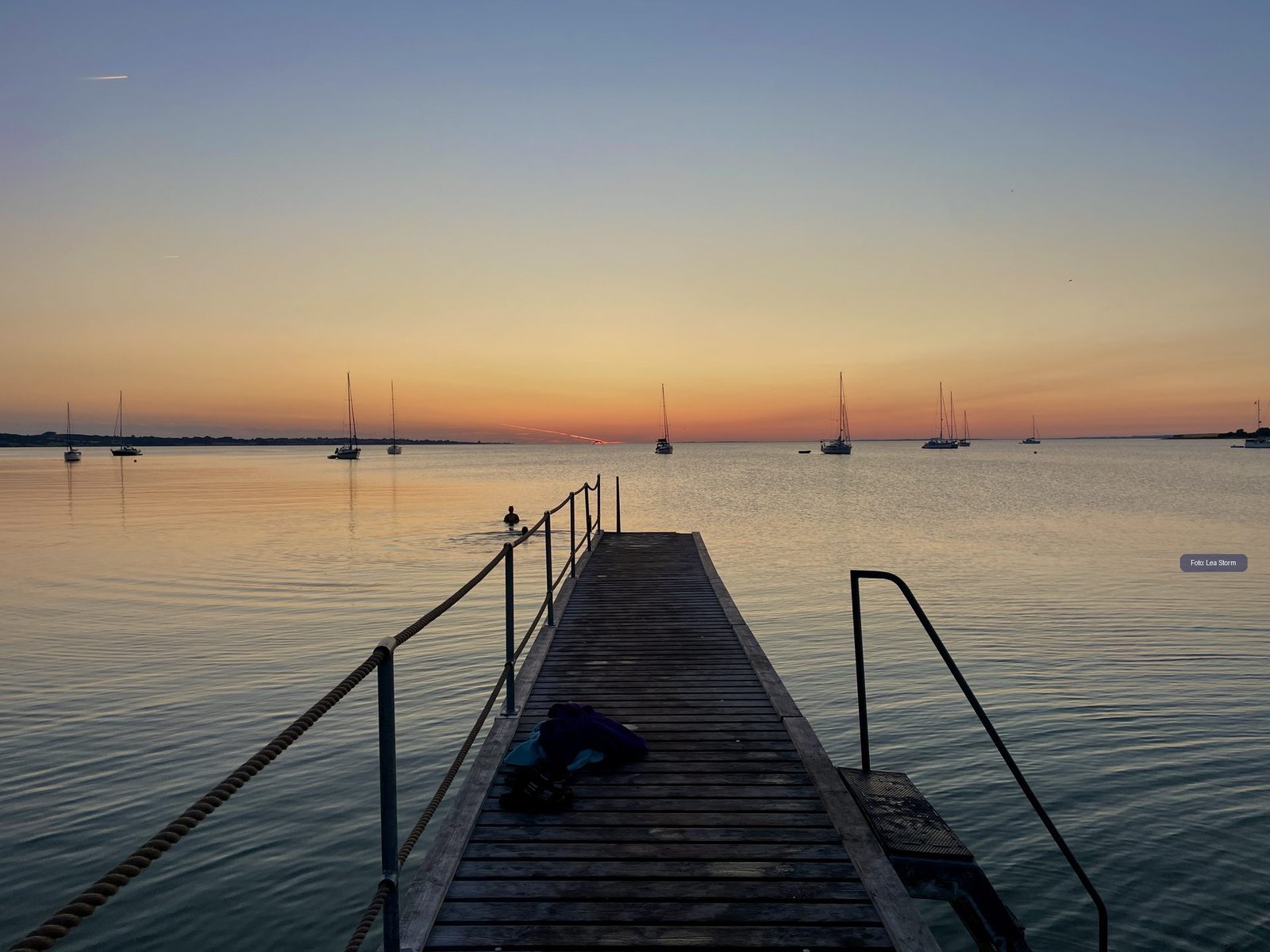 Holzsteg am Meer auf &AElig;r&oslash; im Abendlicht