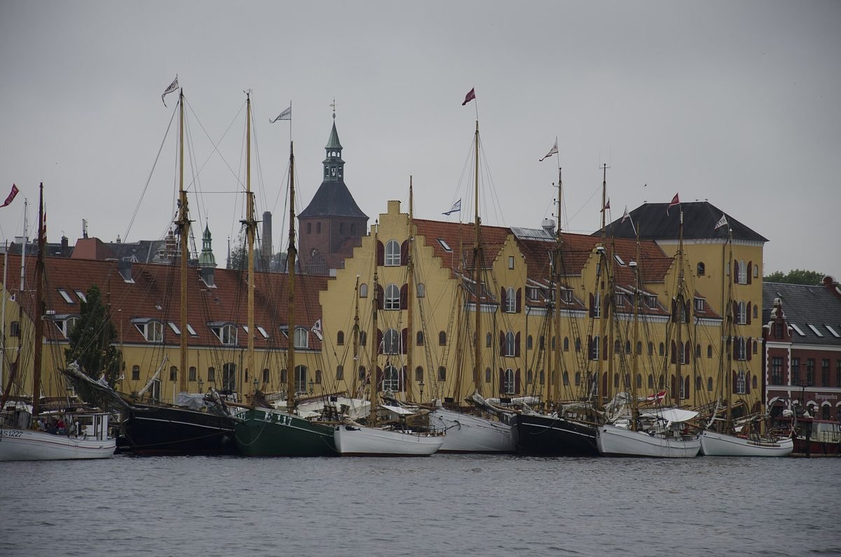Hafen von Svendborg mit historischen Segelschiffen vor gelben Speicherh&auml;usern